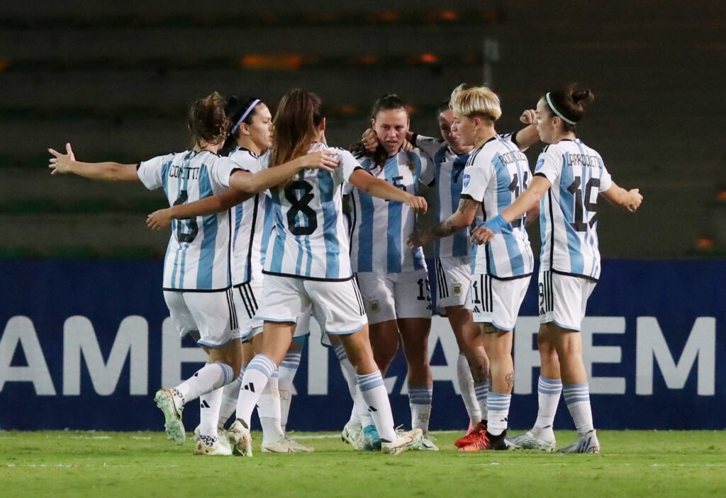 La Selección Argentina de fútbol femenino se prepara para la Copa del Mundo y para ello desarrollará un partido amistoso contra Perú, como recientemente en el marco de la fecha FIFA chocó frente a Venezuela. La cita será el 14 de julio en el Estadio San Nicolás, ubicado en el límite Norte de la provincia de Buenos Aires.