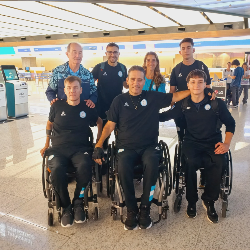 Los Para deportistas de Argentina posan en la imagen previo a subir al avión hacia Italia.