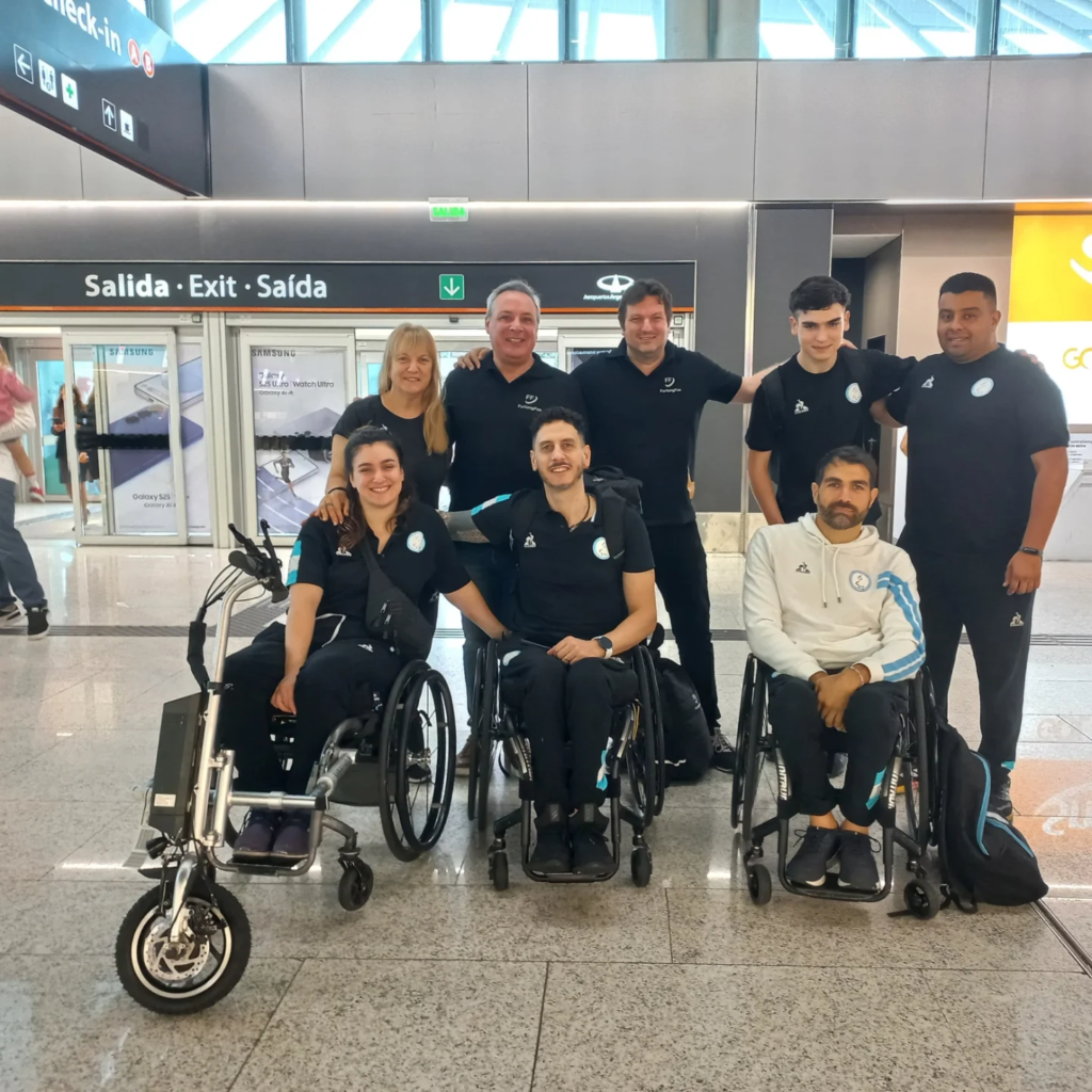 Los Para deportistas de Argentina posan en la imagen previo a subir al avión hacia Italia.